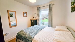 3 bedrooms, iron/ironing board, bed sheets - Brynview - 3 Bedroom Holiday Home - Reynoldston (Swansea)