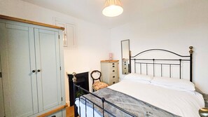 House (3 Bedrooms) | 3 bedrooms, iron/ironing board, bed sheets - Brynview - 3 Bedroom Holiday Home - Reynoldston (Swansea)