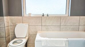 Separate bathtub and shower, towels - Brynview - 3 Bedroom Holiday Home - Reynoldston (Swansea)