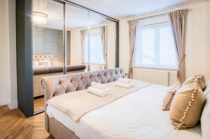 6 quartos, ferros/tábuas de passar roupa, roupa de cama