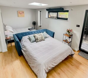 Strykejern/-brett, internettilgang og sengetøy