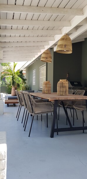 Outdoor dining - Spacious, detached vacation home in quiet, green neighborhood. (Willemstad)