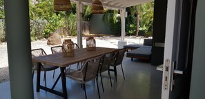 Outdoor dining - Spacious, detached vacation home in quiet, green neighborhood. (Willemstad)