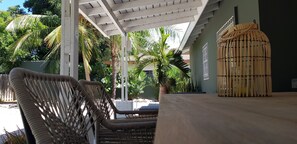 Terrace/patio - Spacious, detached vacation home in quiet, green neighborhood. (Willemstad)