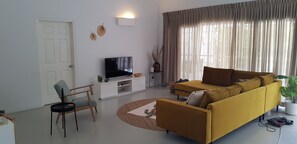 Smart TV, books - Spacious, detached vacation home in quiet, green neighborhood. (Willemstad)