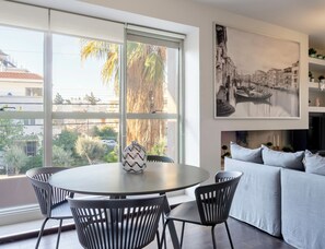 Dining - New 2 Bedrooms, 2 Bath Apt in Central Glyfada, Fast WiFi, 10Min Walk to Beach (Glyfada)