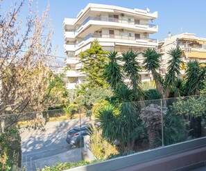 Property grounds - New 2 Bedrooms, 2 Bath Apt in Central Glyfada, Fast WiFi, 10Min Walk to Beach (Glyfada)