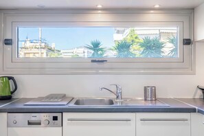 Private kitchen - New 2 Bedrooms, 2 Bath Apt in Central Glyfada, Fast WiFi, 10Min Walk to Beach (Glyfada)
