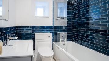 Apartment (2 Bedrooms) | Bathroom | Combined shower/tub, towels