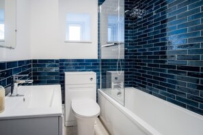 Apartamento (2 Bedrooms) | Baño | Ducha y bañera combinadas y toallas