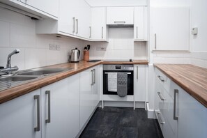 Apartamento (2 Bedrooms) | Cocina privada | Microondas, horno, placa de cocina y hervidor eléctrico