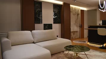 Deluxe Studio Suite, City View | Interior