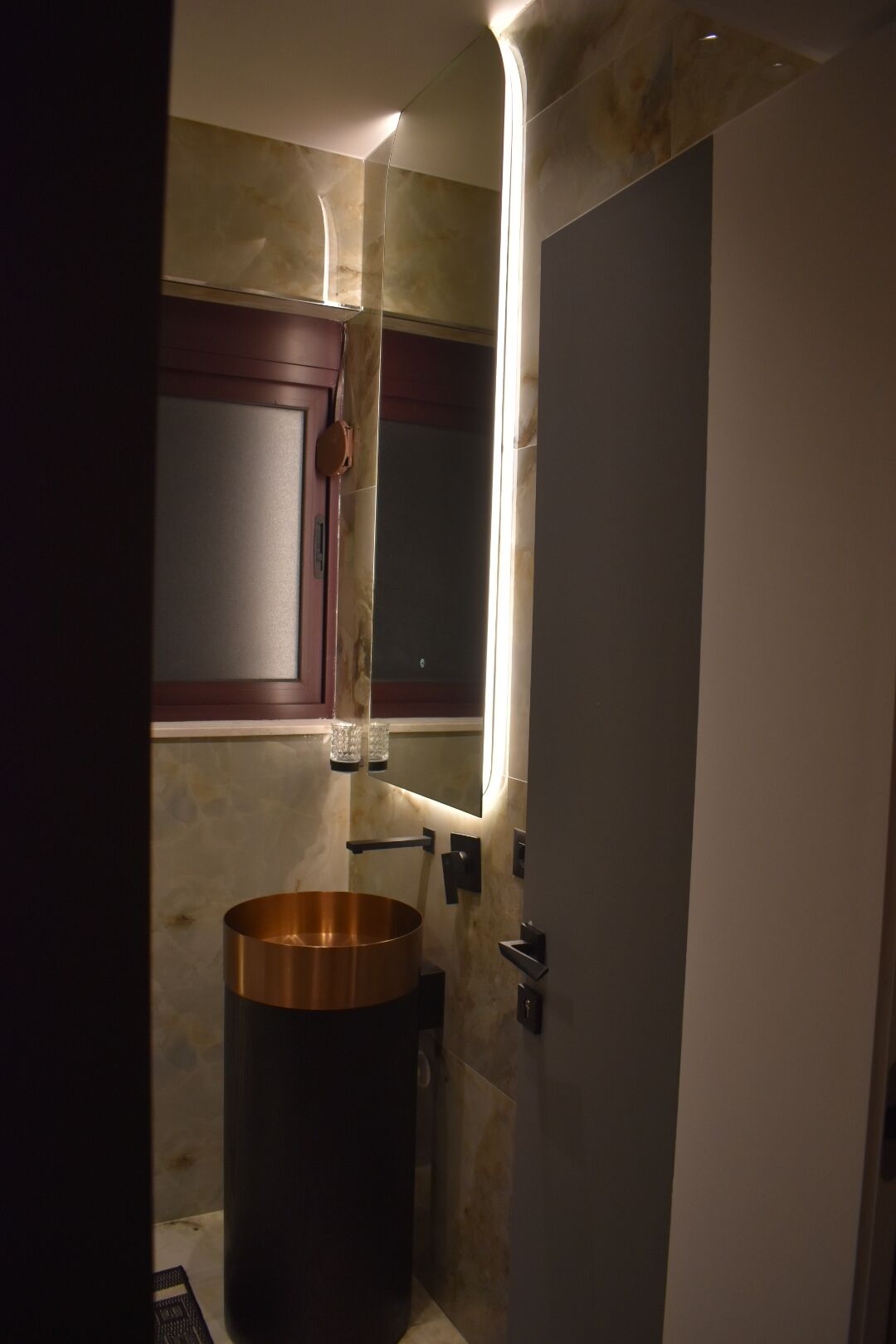 Deluxe Studio Suite, City View | Bathroom | Slippers