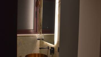 Deluxe Studio Suite, City View | Bathroom | Slippers