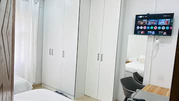 Yhden hengen comfort-huone | Tallelokero huoneessa, työpöytä