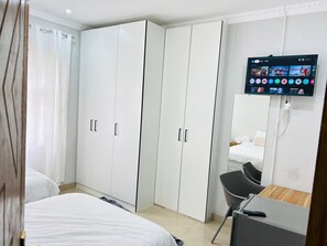 Yhden hengen comfort-huone | Tallelokero huoneessa, työpöytä