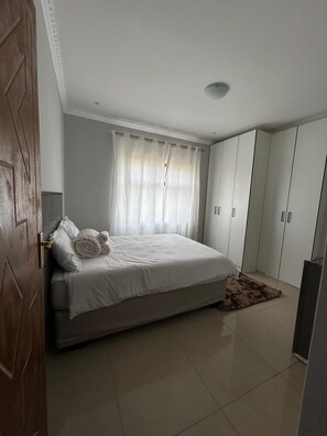 Habitación Confort doble, no fumadores, Servicio de limpieza | Caja fuerte, escritorio, espacio para trabajar con un portátil