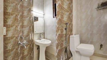 Kahden hengen deluxe-huone, parveke | Kylpyhuone | Suihku, pyyhkeet, saippua