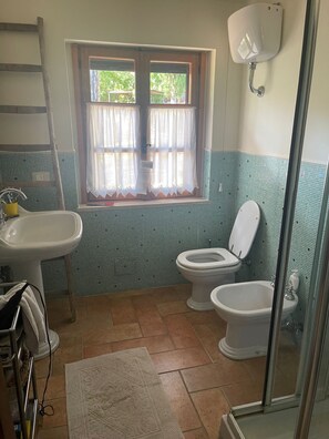Shower, hair dryer, bidet, towels - Piediluco cottage (Umbria)