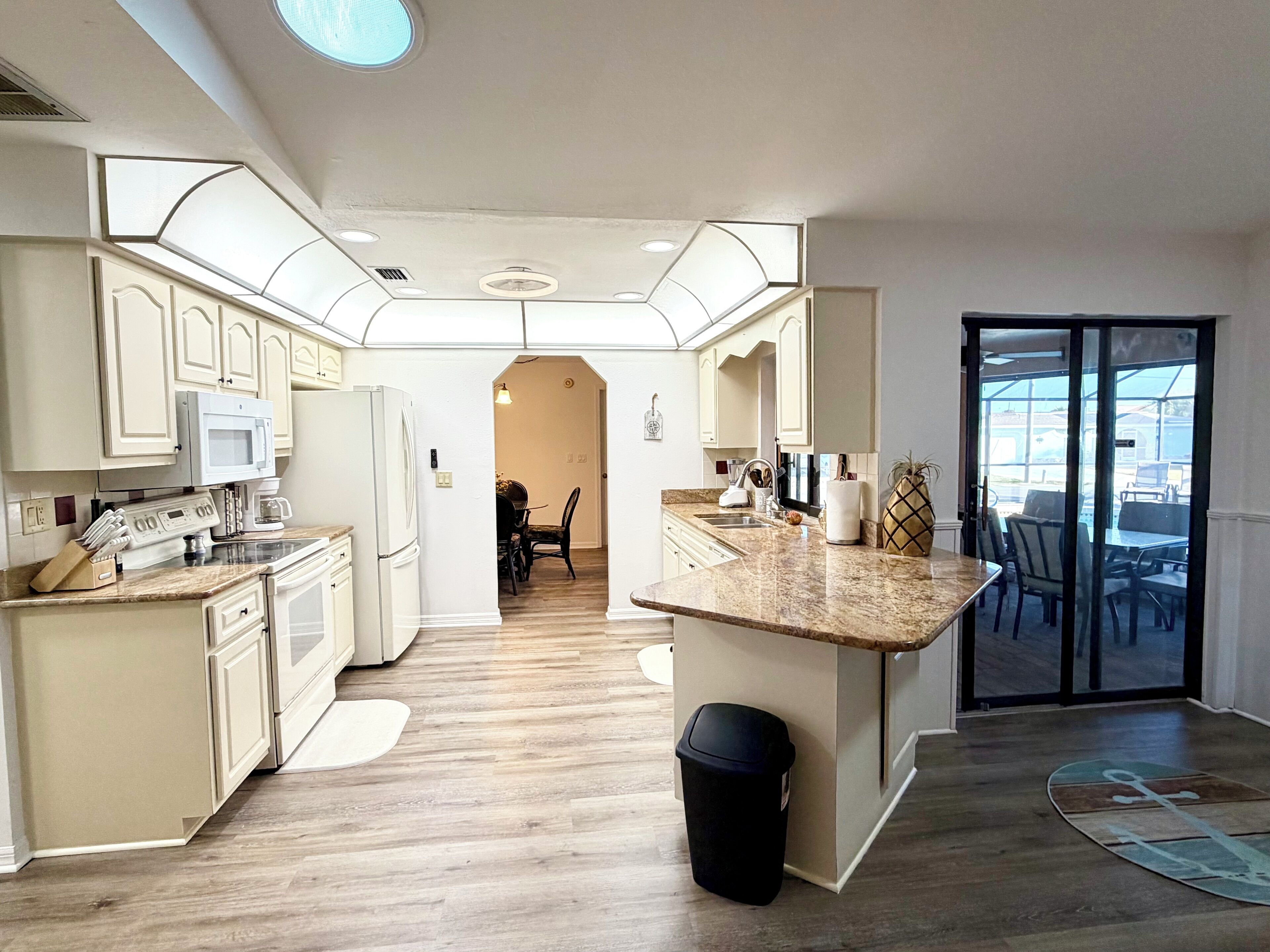 ثلاجة، ميكروويف، فرن، موقد طهي مسطح