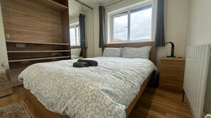 Iron/ironing board, Internet, bed sheets - 3-Bed Family Home in Furzton | Near Lake & Parking (Furzton)