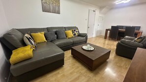 Living area - 3-Bed Family Home in Furzton | Near Lake & Parking (Furzton)