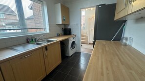 Private kitchen - 3-Bed Family Home in Furzton | Near Lake & Parking (Furzton)