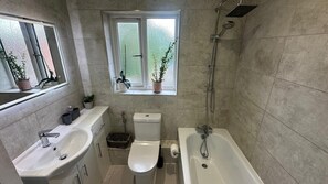 Toallas, jabón, papel de baño 