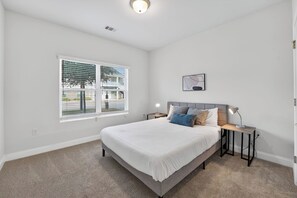 2 bedrooms, desk, iron/ironing board, travel cot - Comfortable Savannah Stay With Amenities (Savannah)