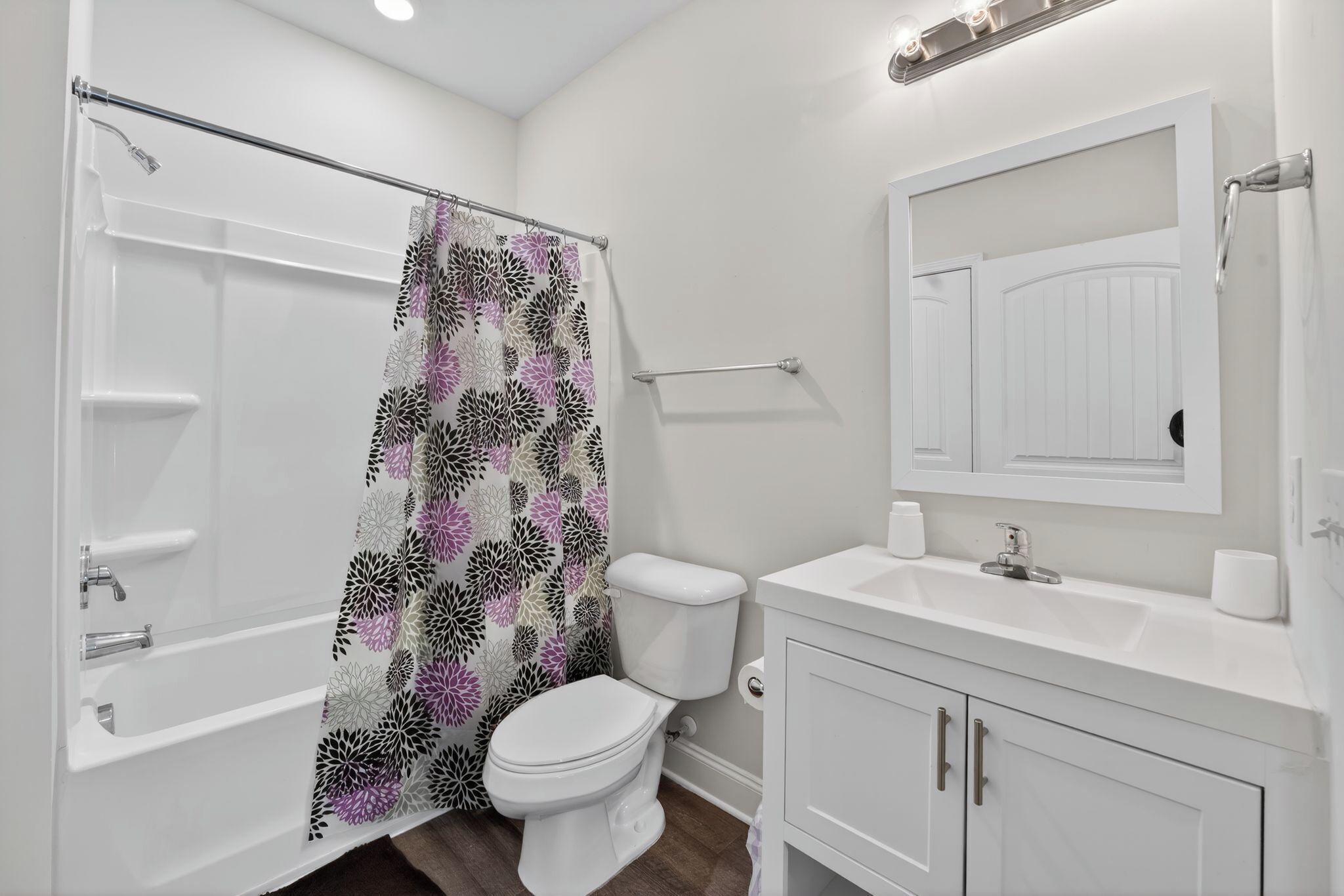 Ein Badezimmer mit Badewanne, Toilette und Waschbecken.