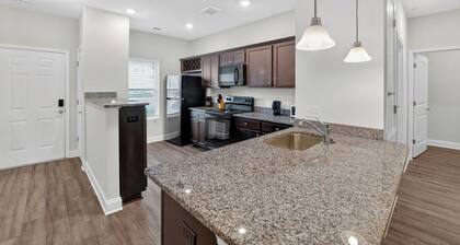 Comfortable Savannah Stay With Amenities