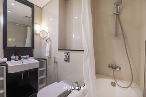 Luxury Studio, City View | Bathroom - Manzil - Luxury Studio near Dubai Mall (Dubai)