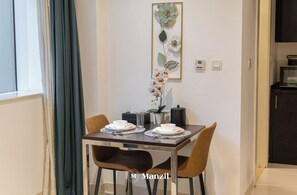 Luxury Studio, City View | Dining - Manzil - Luxury Studio near Dubai Mall (Dubai)