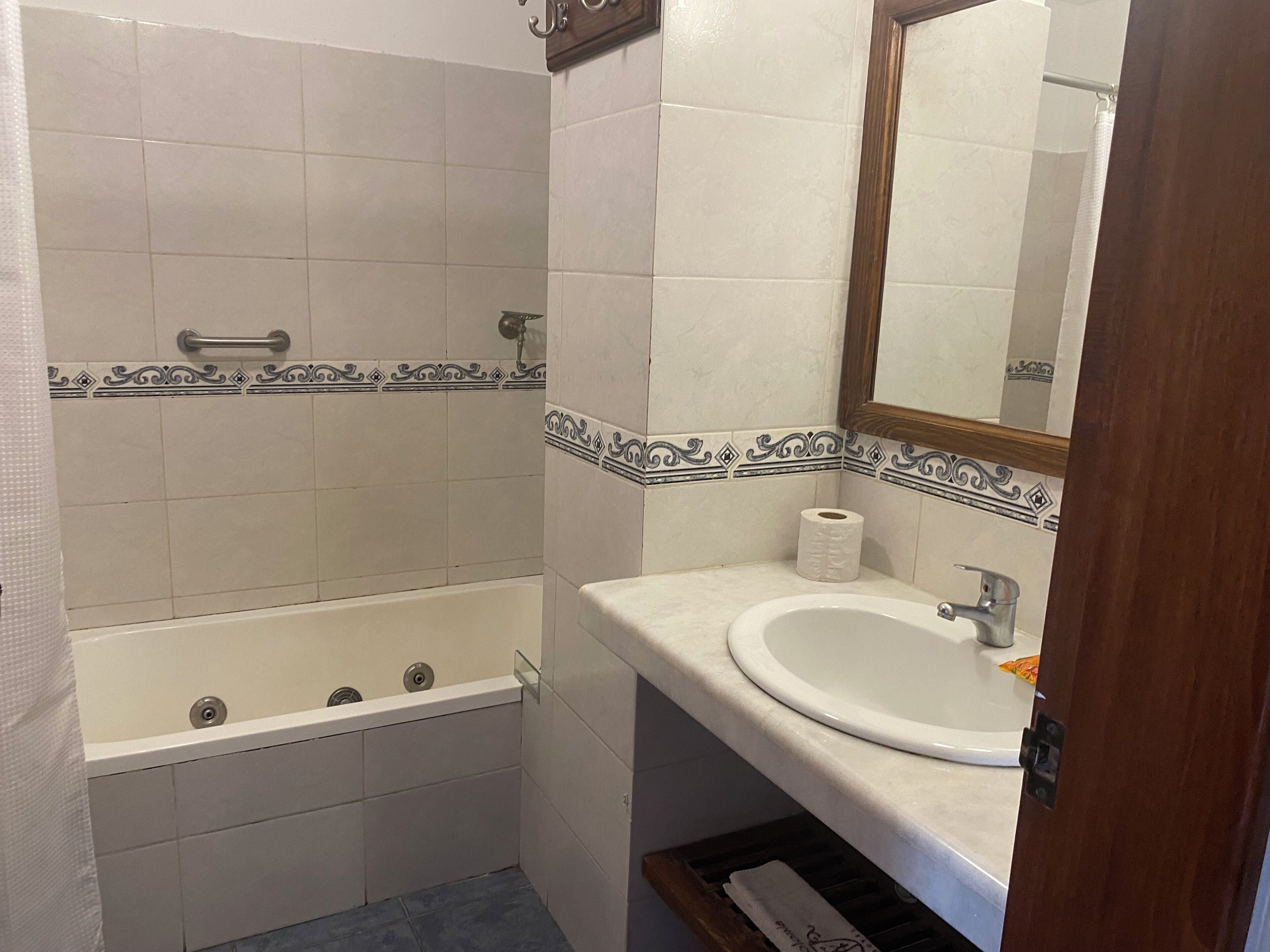 Basic Room | Bathroom | Hair dryer, towels