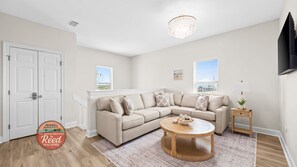 TV - East Side Gorgeous 6 Br 4.5 Ba Beach Front Duplex - Newly Renovated! (Gulf Shores)