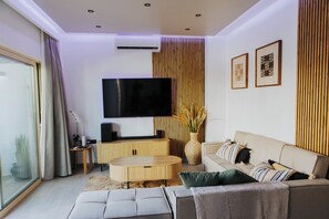 Smart TV - Lambi city suite :Modern suite apartment close to the beach and the city centre (Kos)