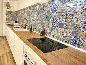 Frigorifero, microonde, forno, piano cottura