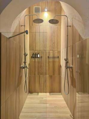 Shower, eco-friendly toiletries, hair dryer, bidet - Conforti suite-Modern apartment in the heart of the city (Salerno)