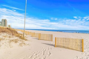 Beach - Super fun condo with a one bedroom and sleeper sofa in living room, 4 pools. (Orange Beach)