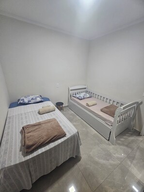 2 chambres, fer et planche à repasser, Wi-Fi gratuit, draps fournis