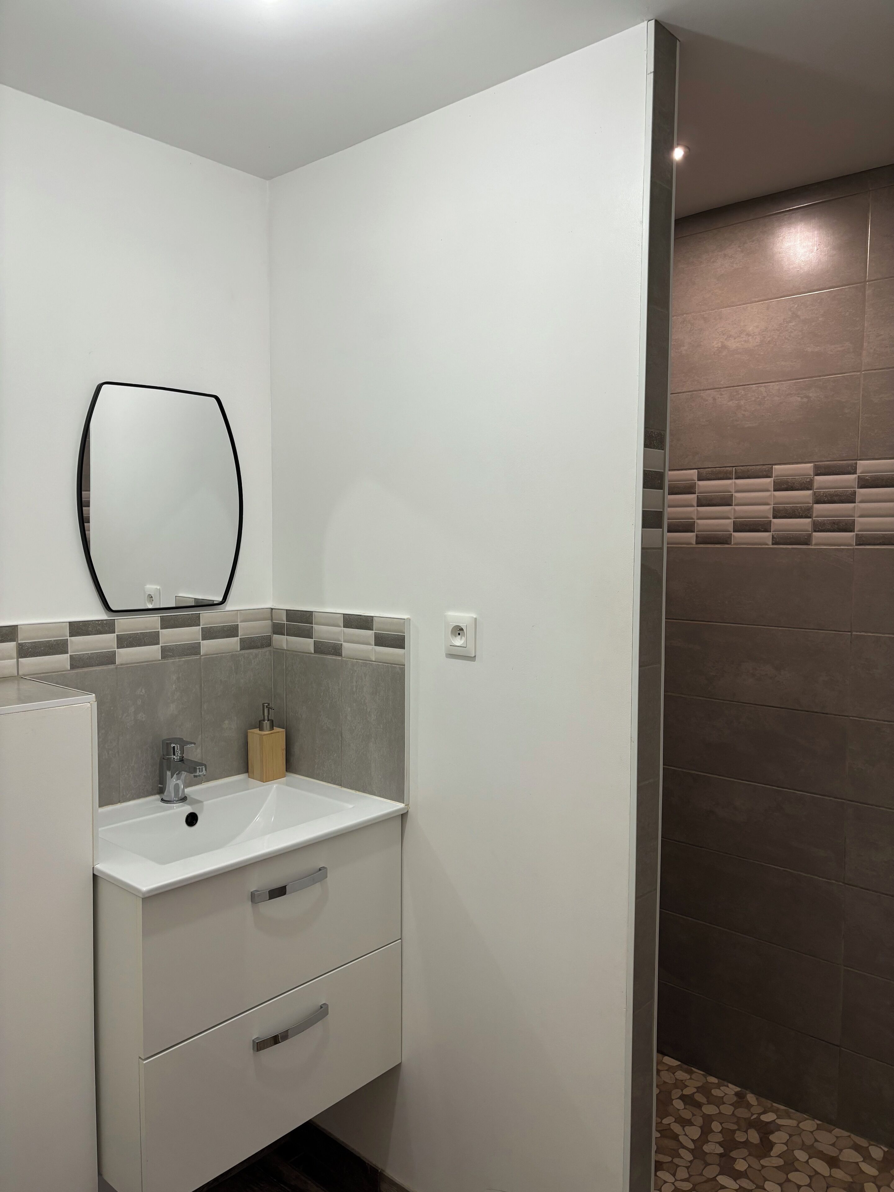 Dusche, Haartrockner, Handtücher, Toilettenpapier