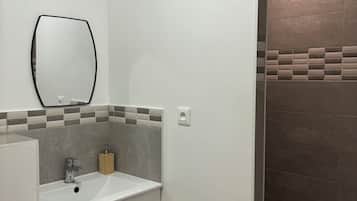 Ducha, secador de pelo, toallas y papel higiénico