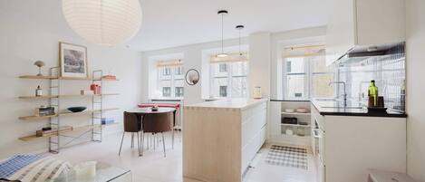 Réfrigérateur, micro-ondes, plaque de cuisson, lave-vaisselle