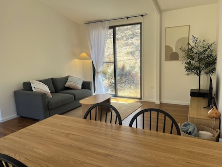 Smart TV, DVD player, stereo. Recently renovated studio on 10 acres near the Barossa. Continental breakfast.