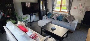 Casa, 3 habitaciones, patio, vistas al jardín | Sala de estar | Libros