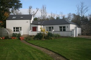 Casa, 3 habitaciones, patio, vistas al jardín | Exterior