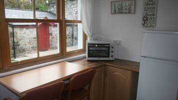 House, 3 Bedrooms, Patio, Garden View | Private kitchen