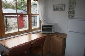 House, 3 Bedrooms, Patio, Garden View | Private kitchen - Aine Guest House Clonlara (Ruanard)