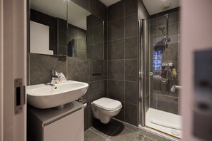 Apartment | Bathroom - Brick Lane Duplex Styled Living (London)