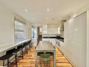 Fridge, microwave, oven, stovetop - The Tube Station is Just a 10-minute Walk Away (London)